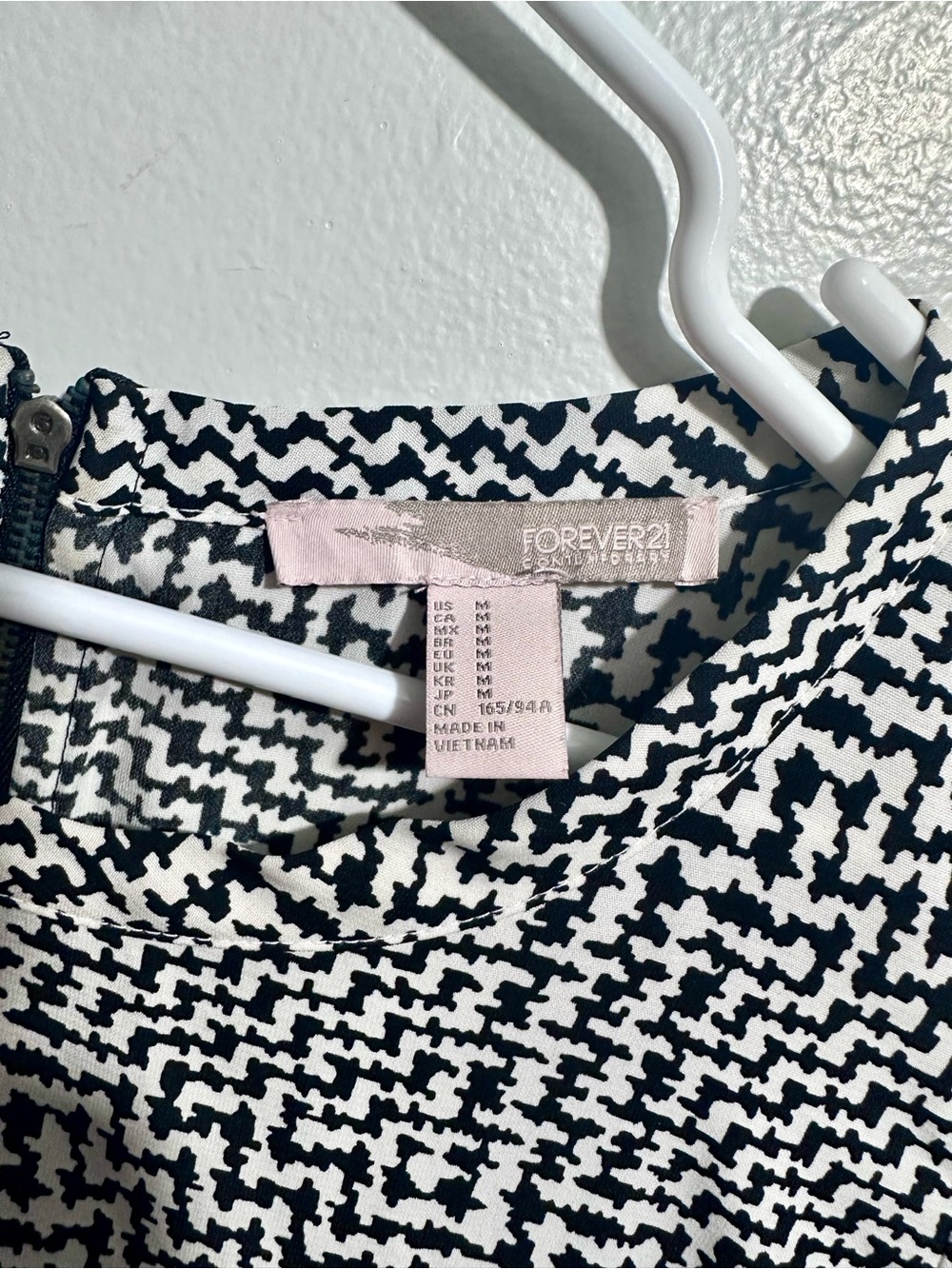 Forever 21 Black White Geometric Short Sleeve Top Size M (670) - Picture 3 of 6